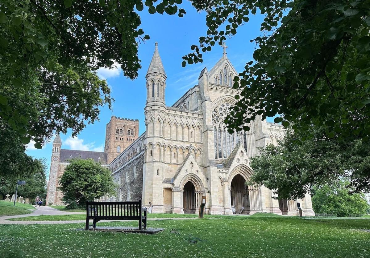 Urban Chic- Stylish Flat In The Heart Of St Albans